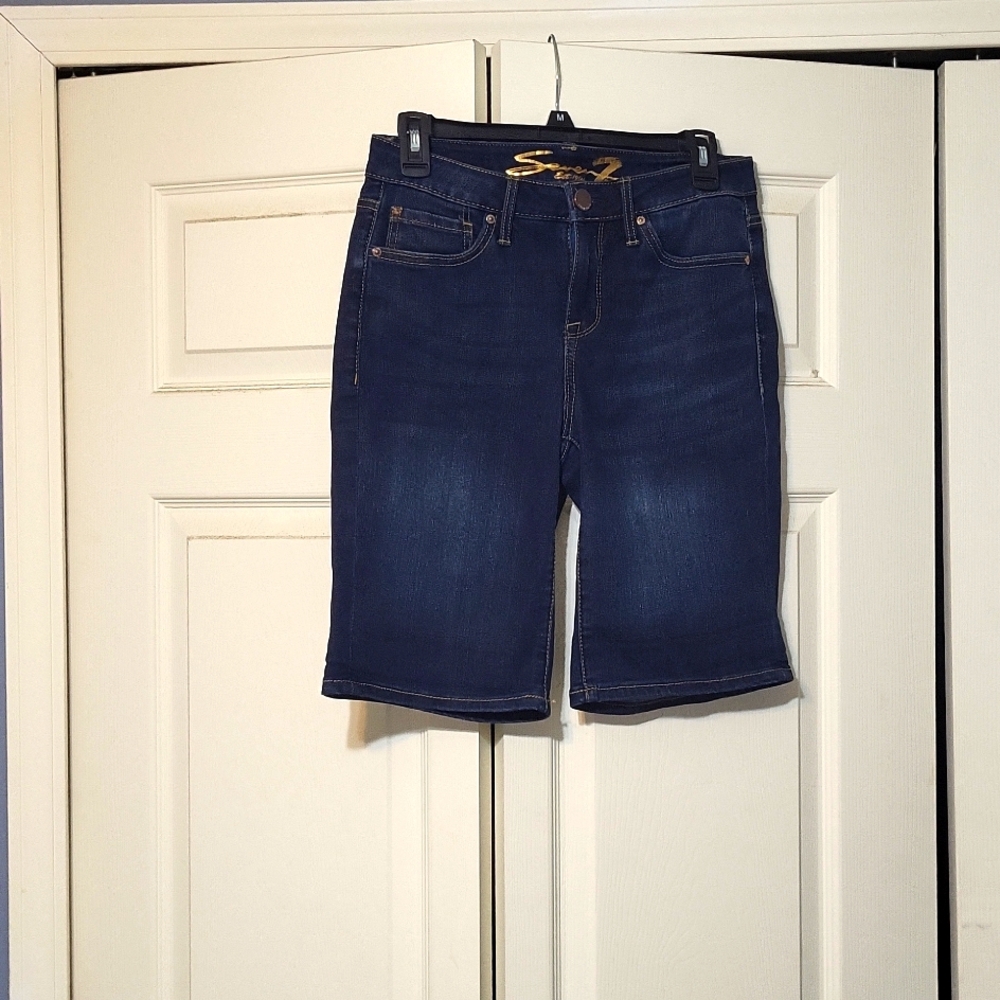 SEVEN size 4 sunset Bermuda jean shorts. No tags but never worn.